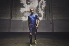 2026世界杯104场比赛-Uzi重返利物浦，万人起立致敬，红袍加身，虽败犹荣