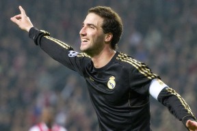 2026世界杯最新赛程资讯-跨界闹剧？阿扎伦卡篮球赛场惨败，赛况离奇引全网热议